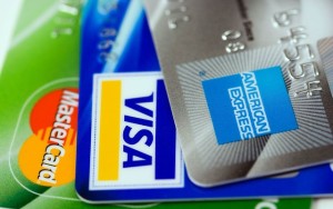 Desconto à vista deve valer para pagamento com cartões de crédito ou débito. (divulgação)