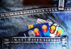 vários cartões de crédito no bolso